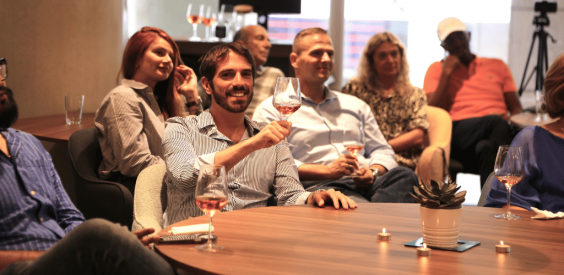 pessoas em evento com vinho