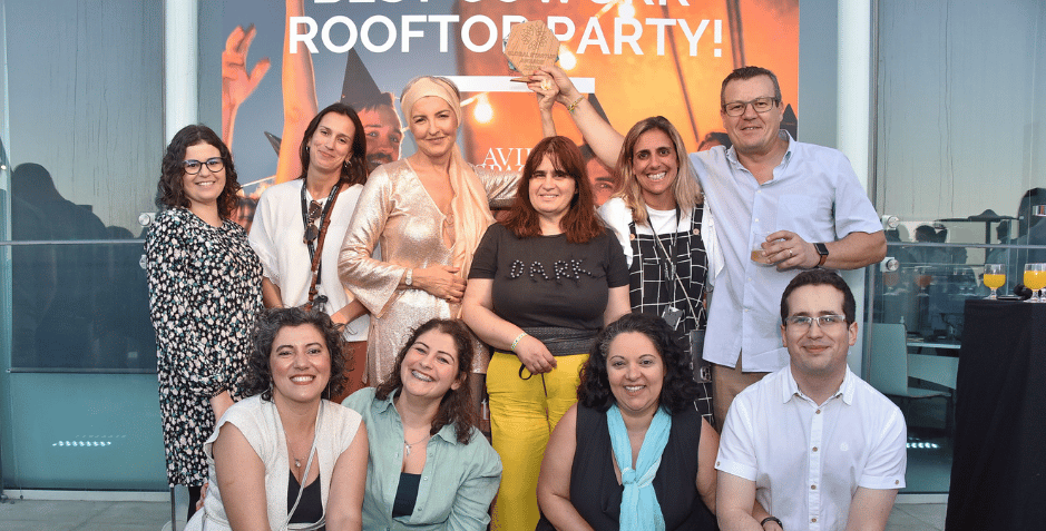 pessoas em festa em terraço