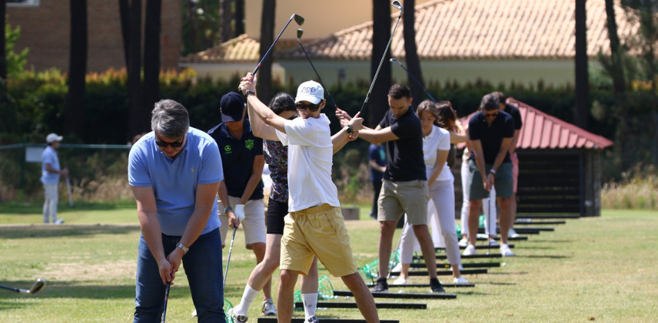 pessoas a jogar golfe